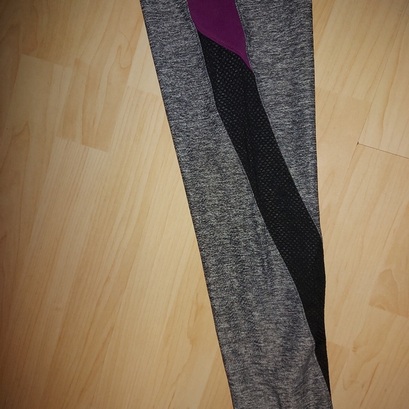 PINK Victoria's Secret Leggings With Mesh - Picture 2 of 7